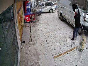 Lodosun Devirdiği Tabelalardan Canını Son Anda Kurtardı, O Anlar Kameraya Yansıdı