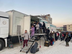 Aynı Sofrada Yüzlerce Depremzedenin Sıcak Yemek İhtiyacını Karşılıyorlar