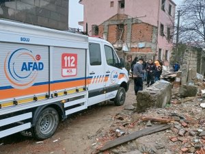 Yıkım Kararı Verilen Evden Ahşap Malzeme Almak İsteyen 2 Kişi Göçük Altında Kaldı