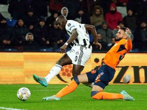 Spor Toto Süper Lig: Medipol Başakşehir: 0 - Beşiktaş: 1 (İ̇lk Yarı)