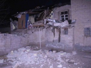 Soba Bomba Gibi Patladı, Ev Kısmen Çöktü: 2 Yaralı