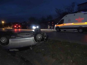 Takla Atan Otomobil Su Kanalına Devrildi: 3 Yaralı