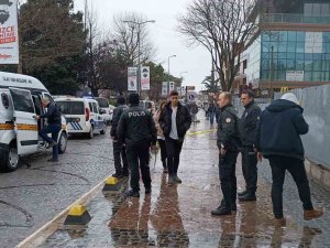 Yolda Yürüyen Şahsı Kentin Göbeğinde Dizinden Vurdu