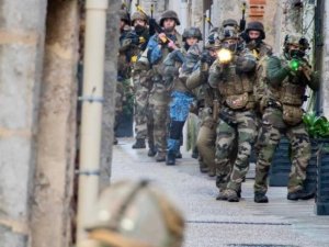 Fransa’da Şehrin Göbeğinde Askeri Tatbikat