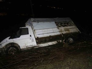 Kamyonet Tarlaya Uçtu, Araçtakiler Burnu Bile Kanamadan Kurtuldu