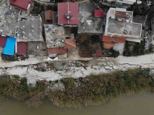 Evlerin Yakınında Bulunan Yol Depremde Çöktü