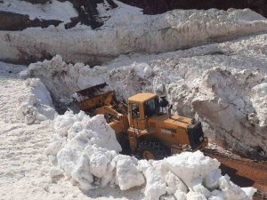 Batman’da Açılan Yolda Kar Kütlesi İş Makinesi Boyunu Geçti