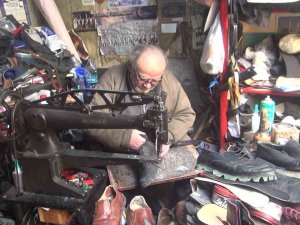 Ailesinin 250 Yıldır Sürdürdüğü Deri Ustalığını 5 Metrekarelik Dükkanda Yaşatıyor