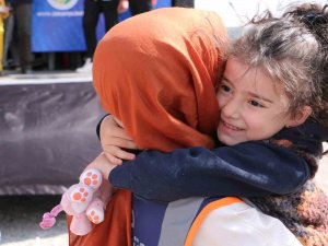 Çadır Kentte 5 Yaşındaki Nehir’e Doğum Günü Sürprizi