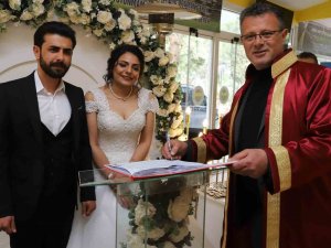 Enkazdan Kurtuldu, Alaşehir’de Gözyaşlarıyla Evlendi