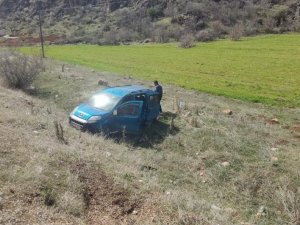 Virajı Alamayan Hafif Ticari Araç Tarlaya Devrildi: 3 Yaralı