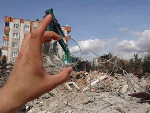 Enkaz Altında Sağlam Kalan Camları Tek Tek Topladı