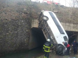 Dere Yatağına Düşen Minibüsteki 13 Kişi Yaralandı