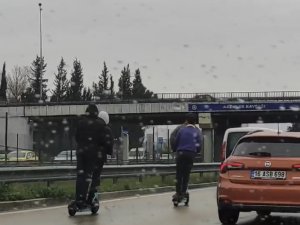 Bursa’da Gençlerin Tehlikeli Scooter Yolculuğu Kamerada