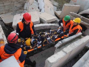 Kartal’da 2 Bin 500 Nüfuslu Sitenin Sakinlerine Arama Kurtarma Eğitimi