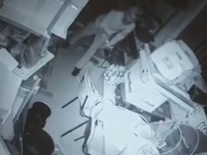Kağıthane’de Kablo Hırsızlığı Kamerada: İ̇şyerinden 4 Bin Lira Değerinde Kablo Çaldı