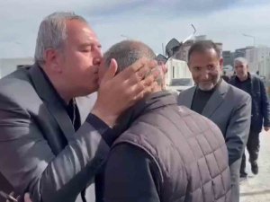 Depremzede, Valinin Alnından Öptü