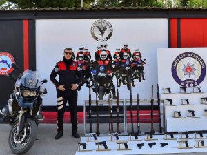 Adana’da Polisin Yakaladığı 36 Hırsız Tutuklanırken, 125 Adet Ruhsatsız Silah Ele Geçirildi