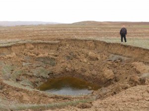 Deprem Sonrası Oluşan Obruk, Köylüyü Tedirgin Etti