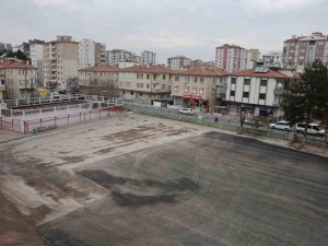 Büyükşehir, Yıkımını Tamamladığı Okulun Bahçesine Asfalt Döktü