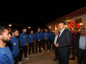 Başkan Ulutaş Futbolcularla Bir Araya Geldi