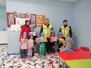 Jandarma Trafik Ekipleri Depremzede Çocukları Unutmadı