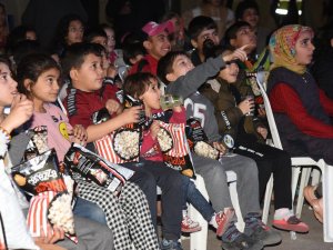 Gezici Sinema Tırı Barınma Alanlarında Çocuklar İçin Gösterime Başladı