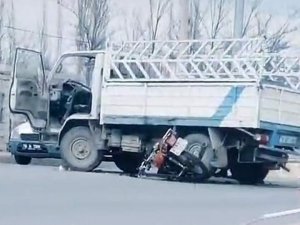 Motosiklet Kamyonetin Altında Kaldı: 1 Ölü