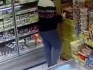 Pendik’te Markette Peynir Ve Süt Hırsızlığı Kameraya Yansıdı