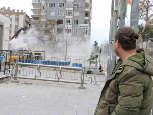 Tesadüfen Gördü, Hüzünle İzledi