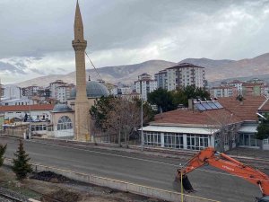 Niğde’de Depremde Hasar Alan Minare Yıkıldı