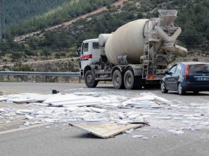 Yola Savrulan Mermer Parçaları Trafiği Aksattı
