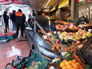 Samsun’da Zincirleme Kazada Araçlardan Biri Marketin Manav Reyonuna Girdi