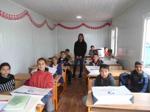 İ̇lk Ders Gününde Öğrencilere Kırtasiye Ve Çanta Desteği