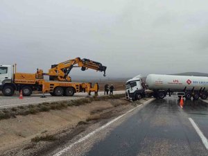Lpg Yüklü Tanker Kaza Yaptı, Sürücü Yara Almadan Kurtuldu