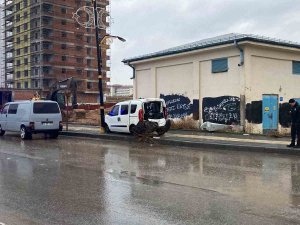 Sivas’ta Hafif Ticari Araç Ağaca, Ardından Direğe Çarptı: 1’i Ağır 4 Yaralı