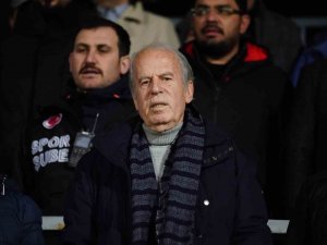 Mustafa Denizli, Eyüpspor-altay Maçını Tribünden Takip Etti