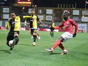 Sivassporlu Gradel Üst Üste Kırmızı Kart Görerek Tarihe Geçti!