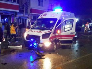 Hasta Taşıyan Ambulans Otomobille Çarpıştı
