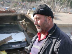 Depremde Yıkılan Evden Betonları Tutan Traktör Ve Minibüs Sayesinde Kurtuldular