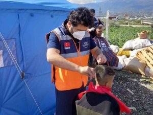 Bilecik’ten Hatay’a Çocukları Tıraş Etmeye Gittiler