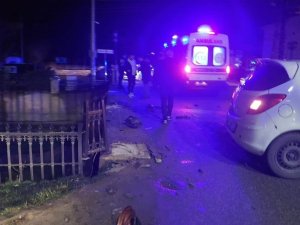 Kontrolden Çıka Otomobil Köprü Bariyerlerine Çarparak Durabildi