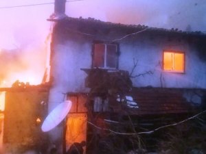 Simav’da Çıkan Yangında İki Ahşap Ev Tamamen Yandı