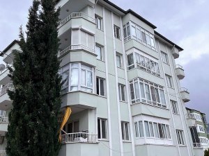 Fırtınanın Zarar Verdiği Güneş Enerjisini Söküp Aşağıya Attı
