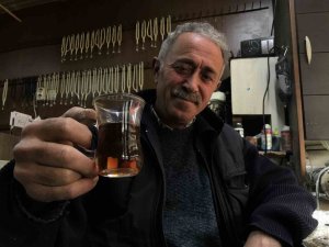 30 Yıldır Lületaşı Tozunu Çayıyla Ve Suyuyla Karıştırıp İçiyor