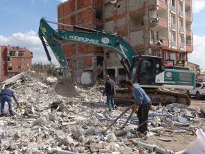 Esnaf, Yıkılan İş Yerlerinden Malzemelerini Kurtarmaya Çalıştı