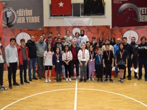 Afyonkarahisar’da Badminton Turnuvası Tamamlandı