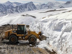 Van’da 5 Metreyi Bulan Karda Zorlu Yol Açma Çalışması