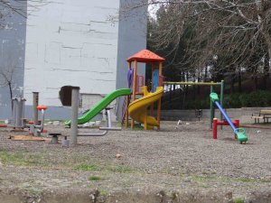 Deprem Sonrası Parklar Çocuksuz, Binalar İnsansız Kaldı
