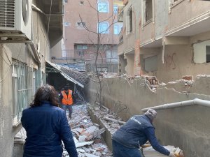 Küçükçekmece’de Metruk Bir Binada Yıkım Sırasında Çökme Meydana Geldi. Olay Yerine Polis Ve İtfaiye Ekipleri Sevk Edildi.